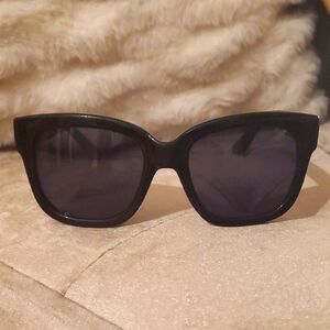 Isaac Mizrahi Stylish Black Oversized Sunglasses